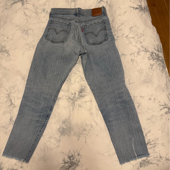 Levi’s wedgie straight cutoff light wash denim jeans - Picture 3 of 4